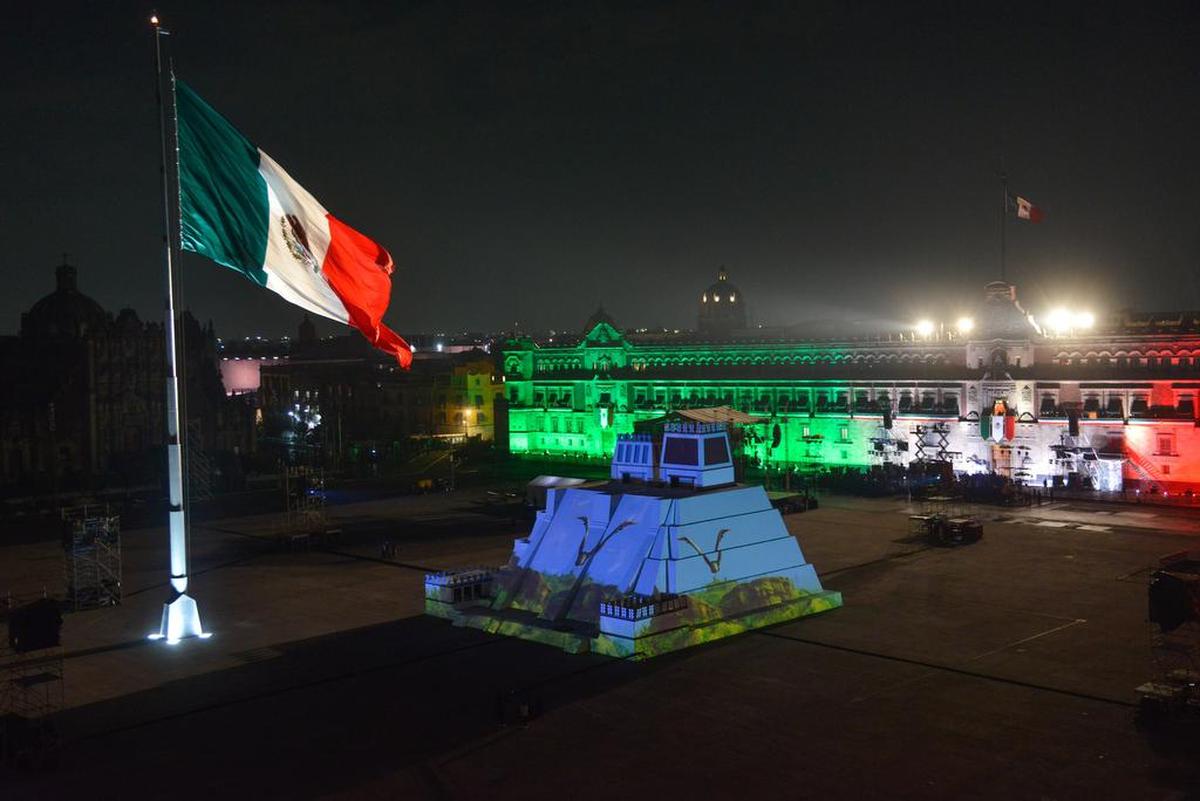 Vista general de la Plaza del Zócalo durante la ceremonia del 211 aniversario del Grito de Independencia, hoy, en Ciudad de México.