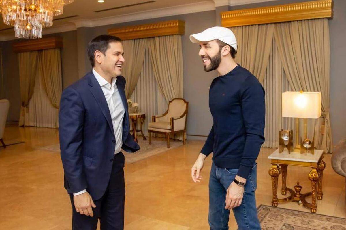 Fotografía cedida por la Oficina del Senador Marco Rubio, donde se ve al presidente de El Salvador, Nayib Bukele junto al senador Marco Rubia, durante una reunión hoy, en San Salvador (El Salvador). Bukele, recibió en San Salvador al senador republicano Marco Rubio, representante del estado de Florida y quien jugó un papel central en la política hacia Latinoamérica del expresidente Donald Trump.