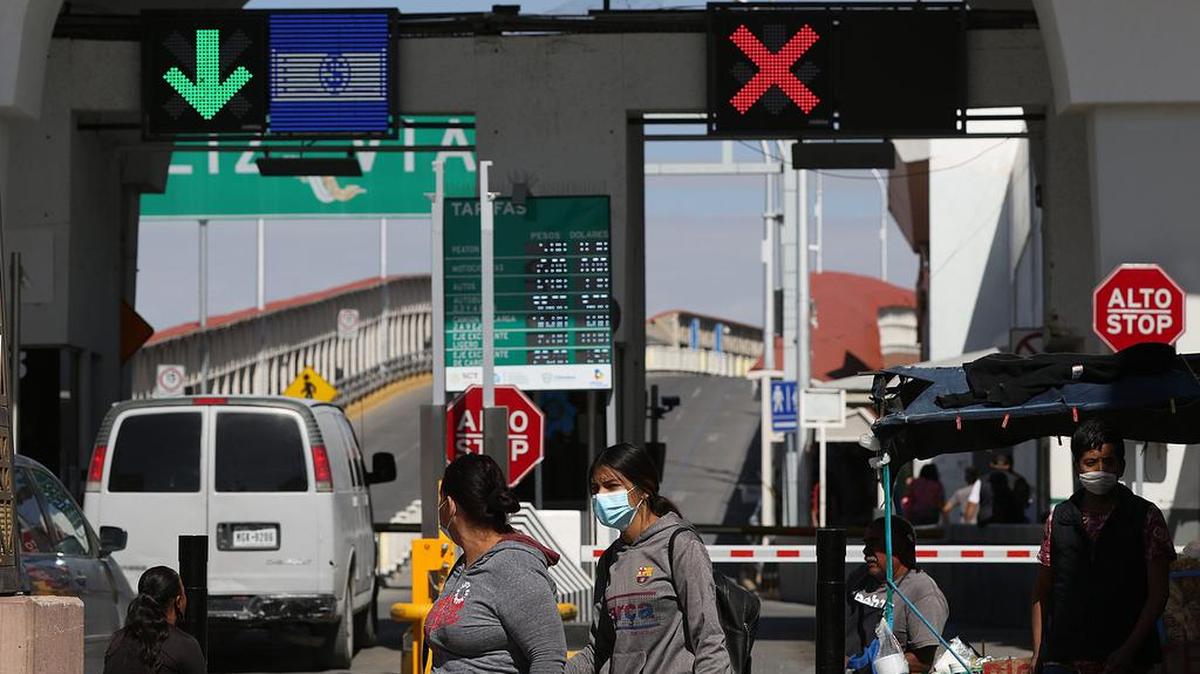 Personas caminan hoy por el puente internacional Paso del Norte de Ciudad Juárez, estado de Chihuahua (México). Empresarios valoraron positivamente este miércoles en una conferencia la decisión de las autoridades estadounidenses de reabrir en noviembre sus fronteras terrestres entre Ciudad Juárez y El Paso, que permanecían cerradas desde marzo de 2020.