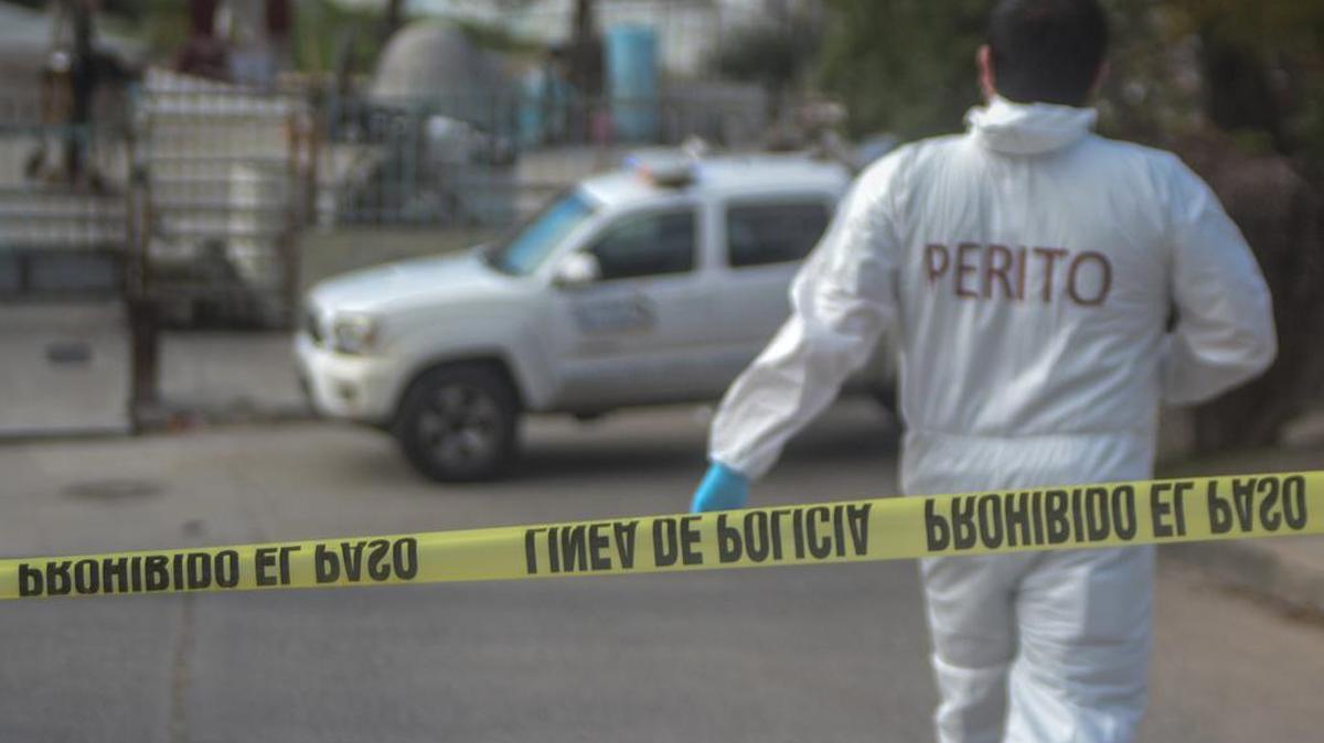 Un perito forense revisa la casa del fotoperiodista Margarito Martinez, en Camino Verde, Tijuana, estado de Baja California. El fotoperiodista mexicano quien colaboraba para distintos medios locales impresos y digitales de la ciudad mexicana de Tijuana, fue asesinado a balazos este lunes a las afueras de su casa.