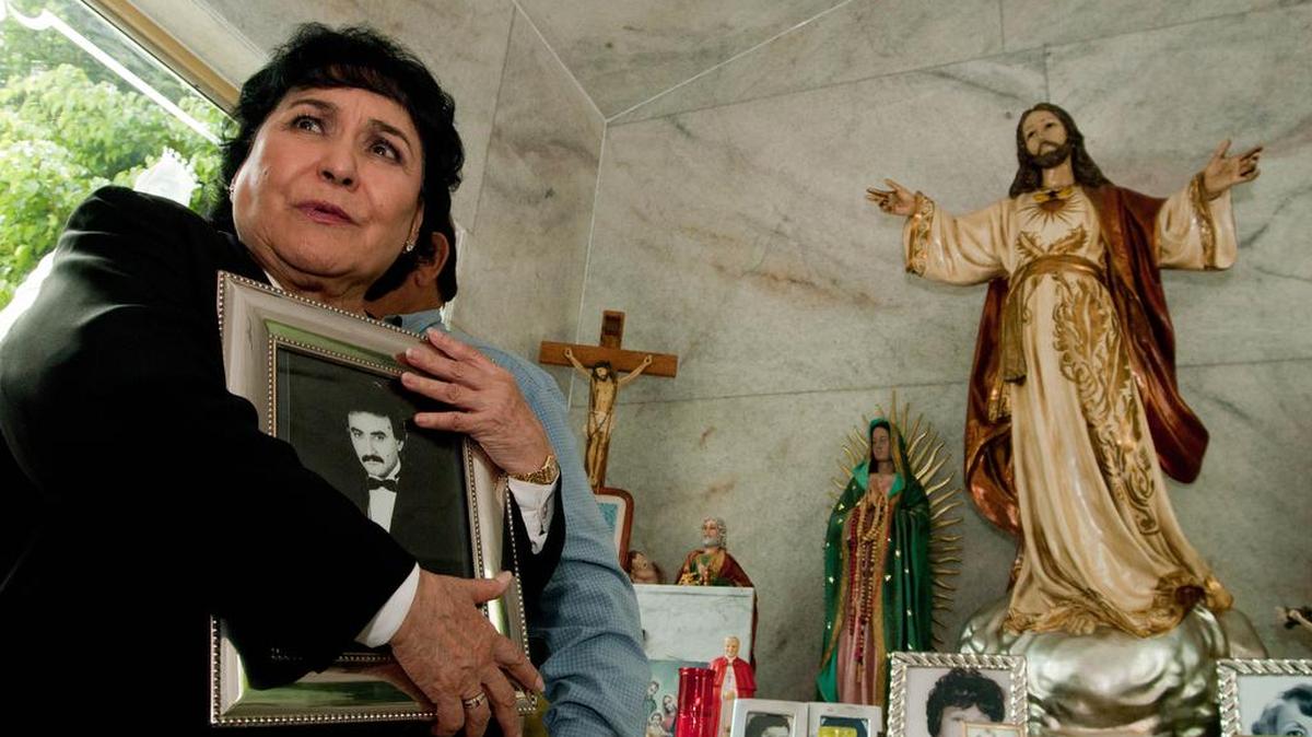 La actriz Carmen Salinas, aquí en 2011 en una misa en memoria de su hijo Pedro Plascencia, falleció el 9 de diciembre, 2021.