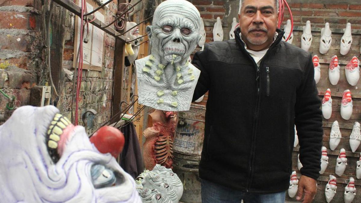 Rafael Domínguez González, fundador del taller Mastermanía, muestra una máscara para Día de Muertos en el estado de Puebla. Desde un recóndito lugar del céntrico estado mexicano de Puebla, cada año la rústica fábrica Mastermanía inunda el país con miles de rostros tétricos para generar sustos, miedos y risas durante las celebraciones de Halloween y el Día de Muertos.