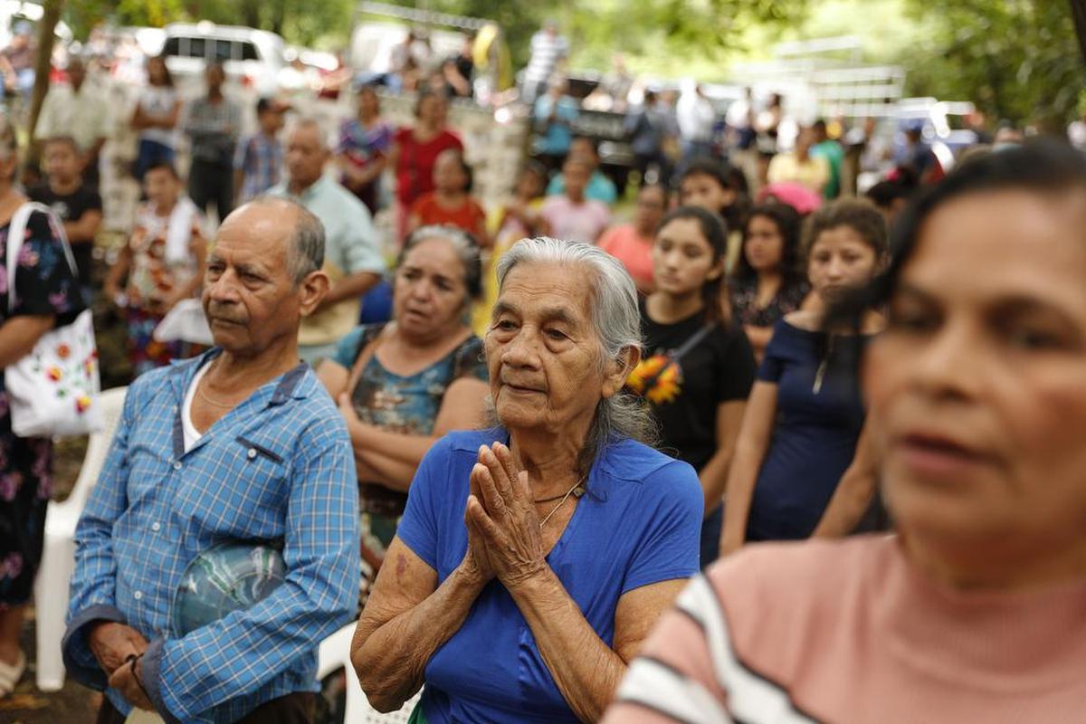 Sobrevivientes y familiares de víctimas de la masacre conocida como Río Gualsinga, perpetrada en el norte de El Salvador por el Ejército en 1984 en el contexto de la guerra civil (1980-92), conmemoraron el 38 aniversario con la esperanza de una pronta justicia y reparación en Nueva Trinidad.