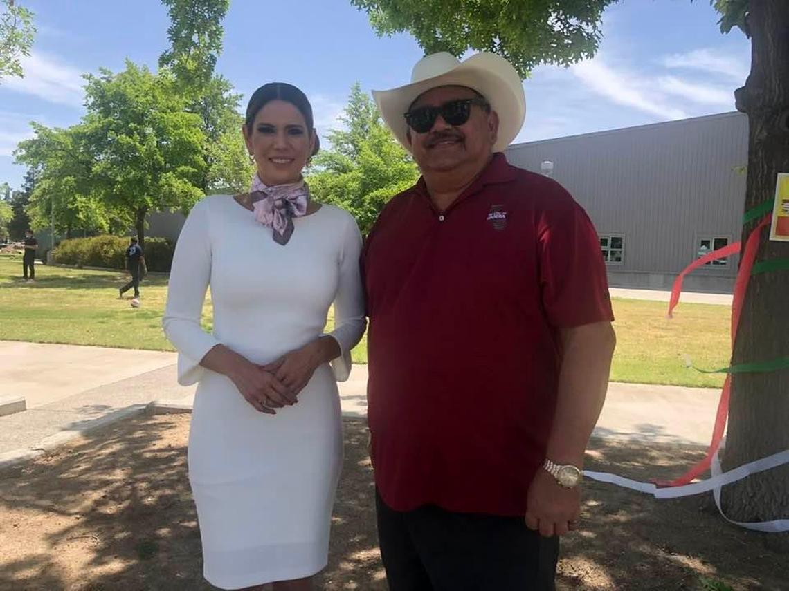 Milena Mayorga, embajadora de El Salvador en los Estados Unidos, visitó al alcalde de Madera, Santos García, durante una visita al Colegio Comunitario de Madera.
