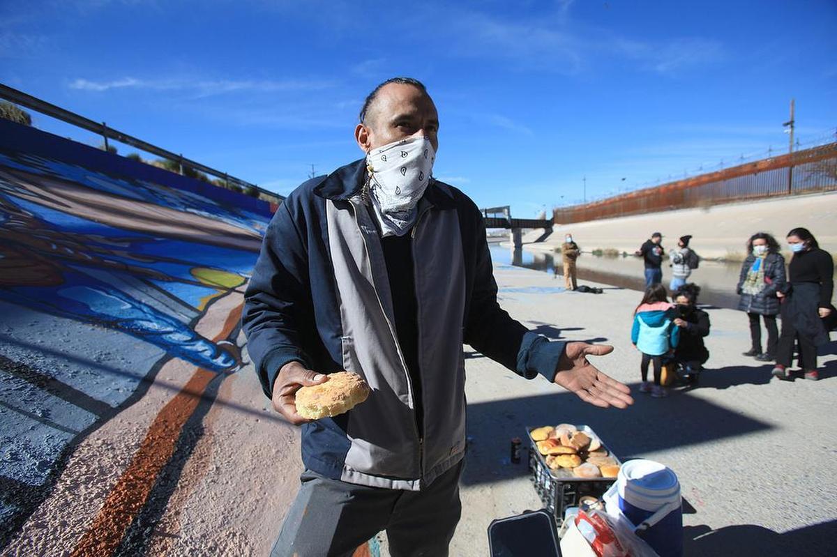 El artista, panadero y activista Jorge Pérez habla después de presentar un mural en la rivera del Río Bravo en Ciudad Juárez.