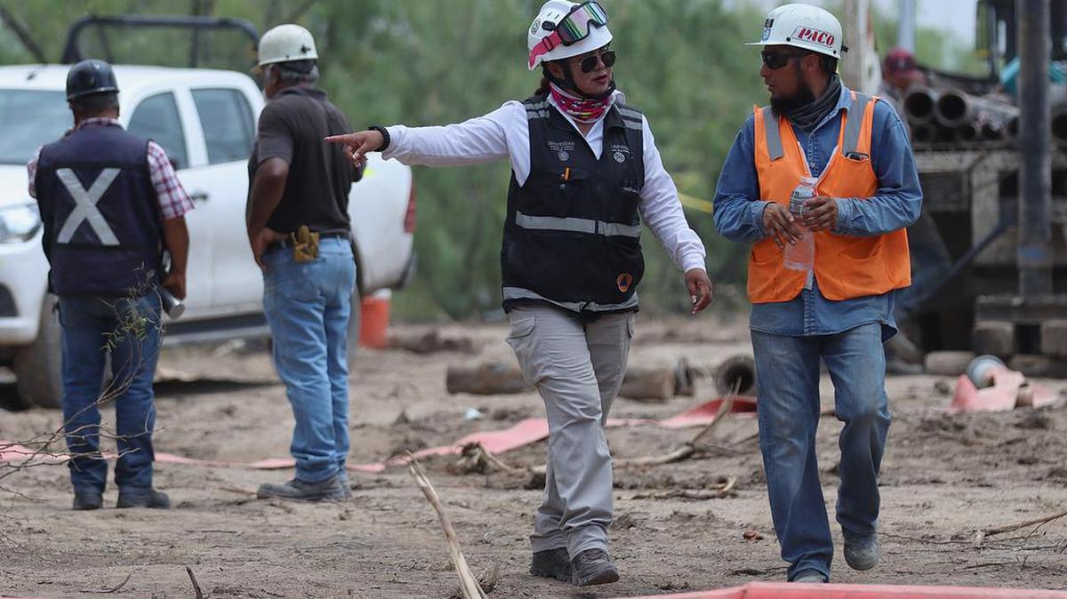 Rescue workers organize efforts to free 10 coal miners trapped inside a collapsed mine near Sabinas, Coahuila, México. Family members of the miners have called for foreign help.