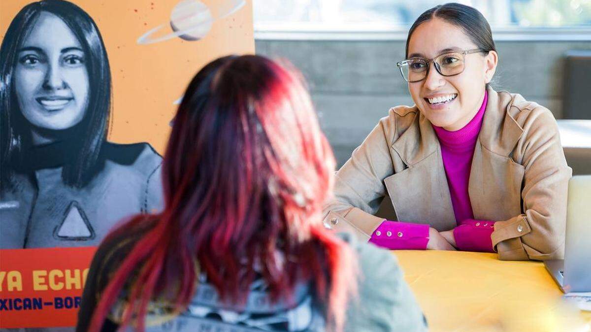 Fotografía cedida por McDonald’s HACER donde aparece Katya Echazarreta, la primera mexicana en viajar al espacio, mientras participa en noviembre de 2022 en una presentación de la campaña de la beca en la secundaria El Dorado en Las Vegas, Nevada.