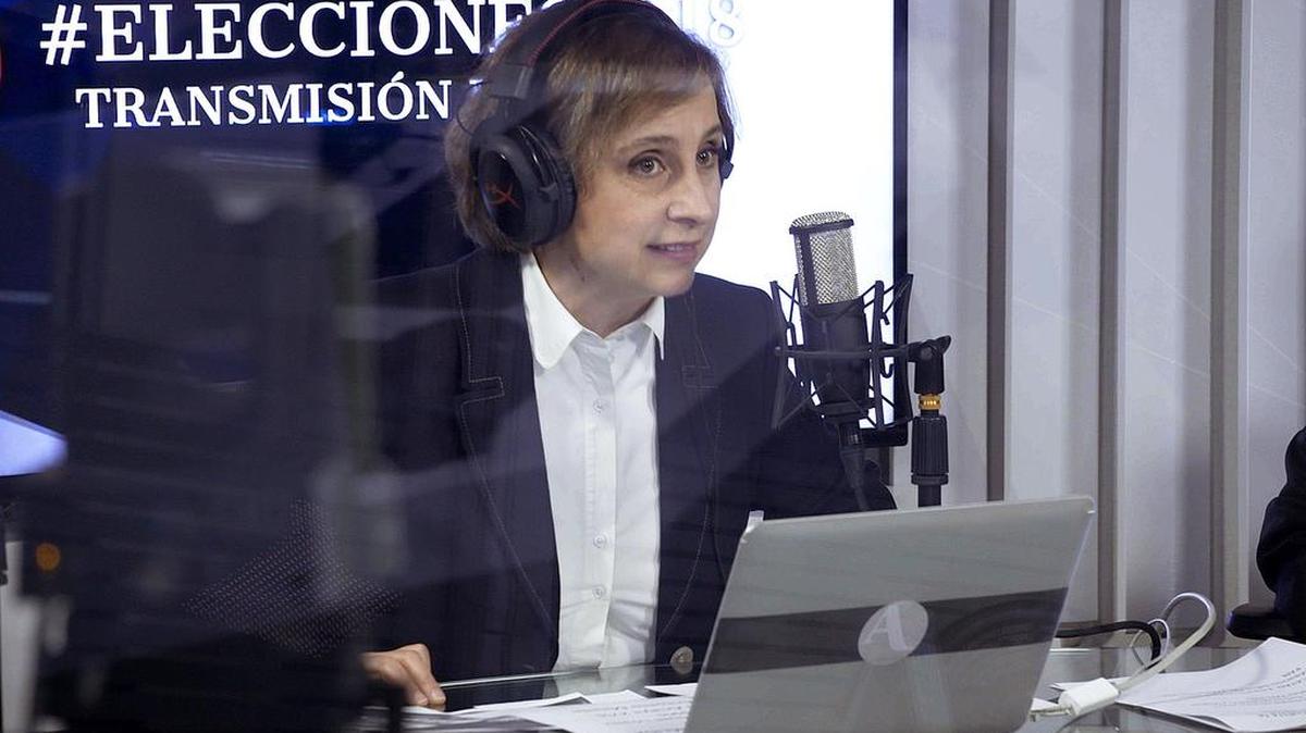 Fotografía sin fecha específica cedida hoy por Artegios de la periodista mexicana Carmen Aristegui durante una transmisión de un programa de radio, en Ciudad de México.