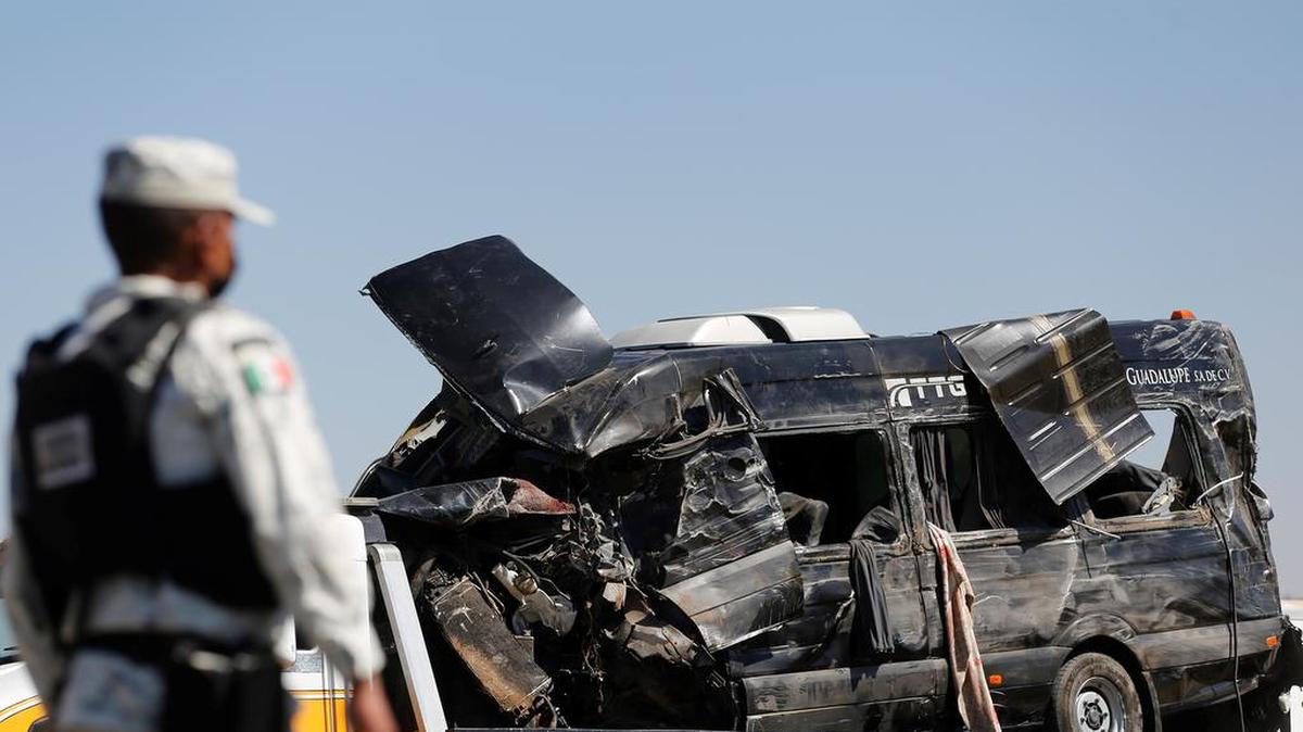 Miembros de la Guardia Nacional resguardan la zona de un accidente vehicular en el municipio de Lagos de Moreno, en el estado de Jalisco. El accidente dejó como saldo preliminar 12 personas muertas y 11 más lesionadas, informaron este sábado autoridades mexicanas.