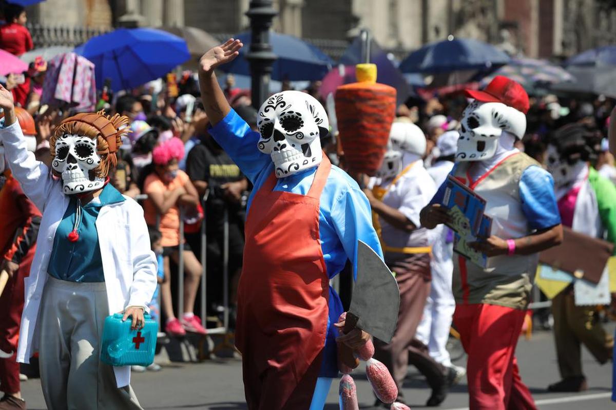 Personas participan en las principales avenidas en un desfile en conmemoración del Día de Muertos, hoy en Ciudad de México. El desfile del Día de Muertos vuelve a la Ciudad de México, tras un año de obligado descanso por la pandemia con más de 1.000 participantes, 10 carros alegóricos, cuatro estrellas musicales, 350 bailares y acróbatas.