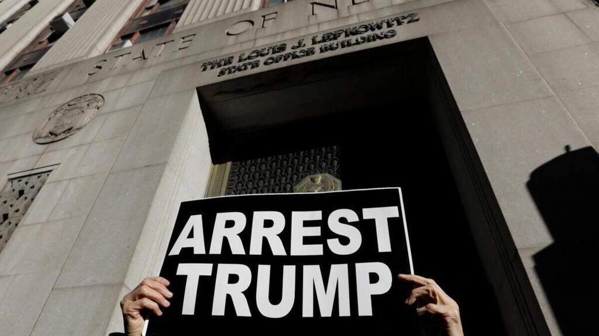 New York (United States), 20/03/2023.- A protester holds up sign outside the New York State Louis Lefkowitz office building where grant jury testimony is being heard in the possible indictment of Former President Donald Trump, in New York, New York, USA, 20 March 2023. Former President Donald J. Trump posted on his social media platform that he expects to be formally indicted on 21 March, the Manhattan District Attorney investigating charges related to hush-money payments to porn star Stormy Daniels have declined to comment on any potential indictment. (Protestas, Estados Unidos, Nueva York) EFE/EPA/Peter Foley