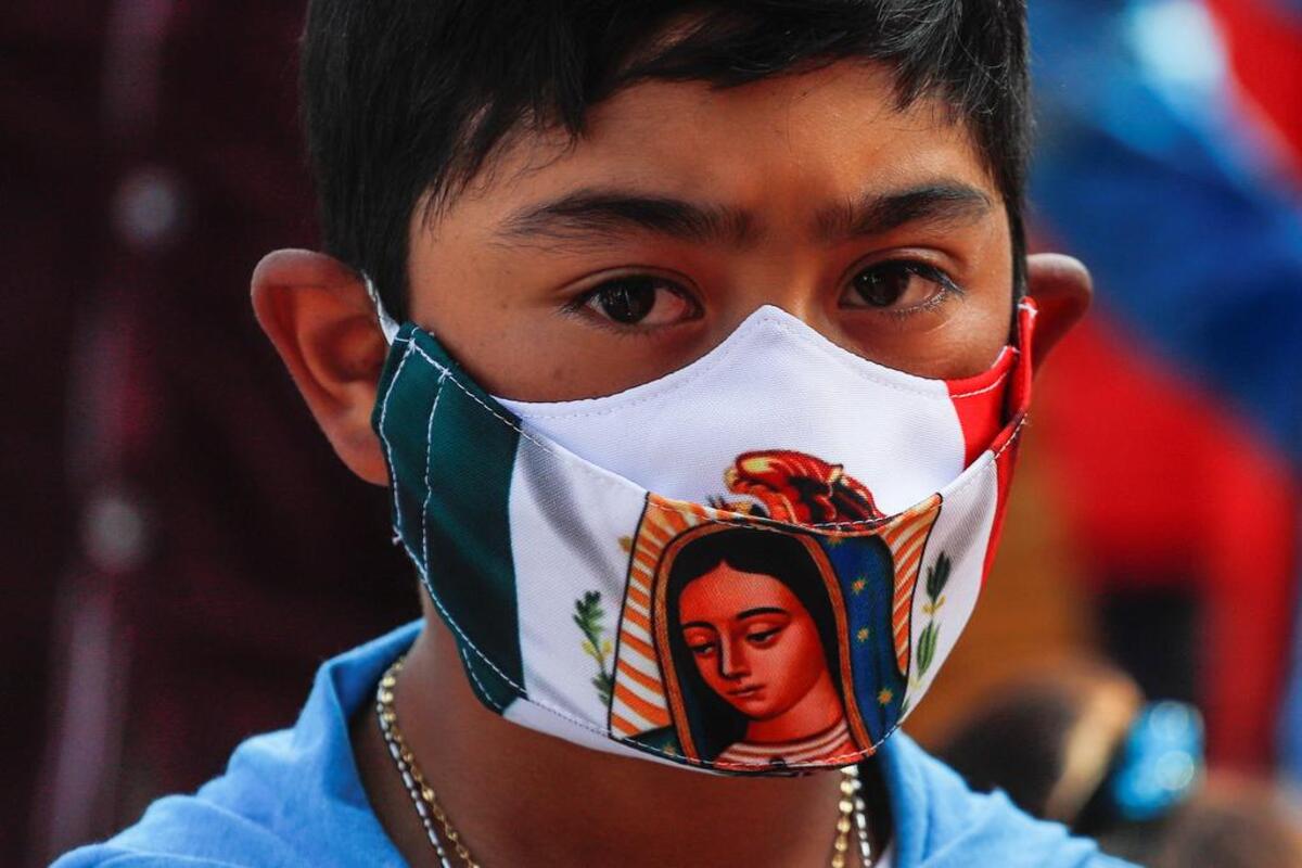 Un joven católico asiste a la Basílica de Guadalupe en Ciudad de México. Peregrinos llegan al santuario guadalupano para celebrar el próximo 12 de diciembre los 490 años de las apariciones de la Virgen de Guadalupe.