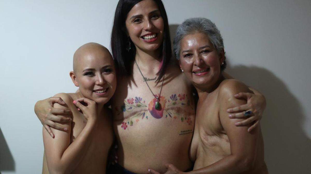 Sandra Monroy, Lorena Estrada y María Ángeles Arreola pertenecen a generaciones muy distintas. Las tres son pacientes oncológicas, las tres pasaron por una mastectomía sin reconstrucción y las tres están convencidas de que el cáncer de mama necesita mucho más que un mes con lazos rosas y conferencias positivas que hacen referencia a lo “guerreras” que son.