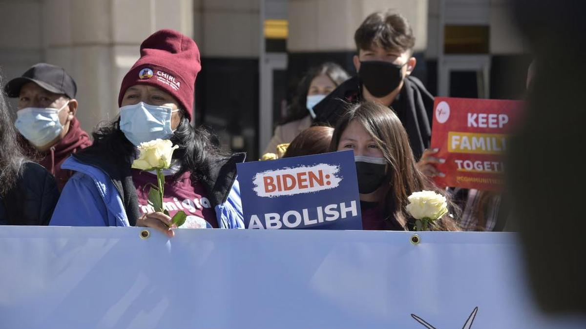 Fotografía cedida por la Coalición por los Derechos Humanos de los Inmigrantes (CHIRLA) donde aparece la inmigrante Verónica Roble (i), que ha vivido 22 años en el país de forma indocumentada, y su hija Abisahit Ibarra (d), estadounidense de 16 años, mientras sostienen pancartas contra las deportaciones durante una manifestación este jueves en Washington, D.C.
