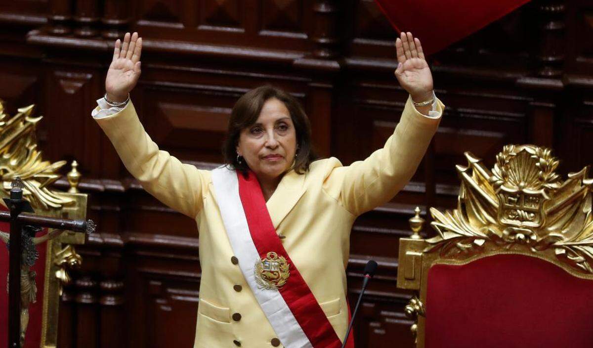 La abogada Dina Boluarte saluda tras ser juramentada como nueva presidenta del Perú hoy, en la sede del Congreso en Lima.
