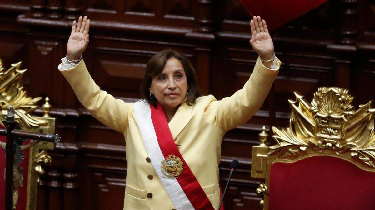LA ABOGADA Dina Boluarte saluda tras ser juramentada como nueva presidenta del Perú en noviembre. EFE