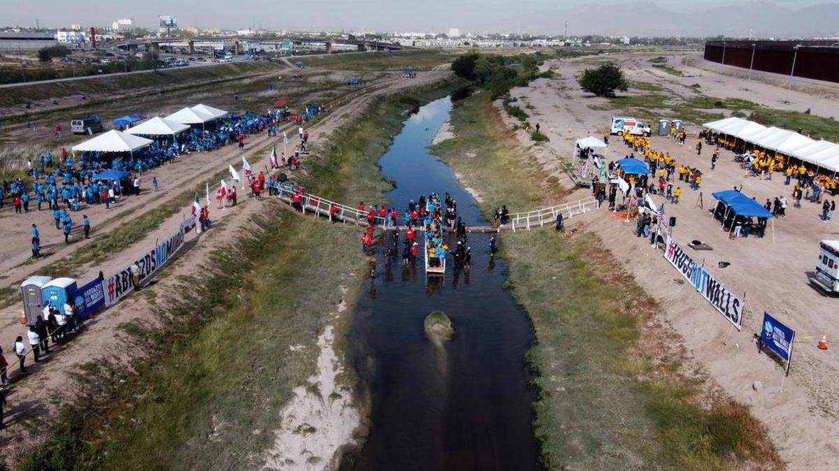 Familias de migrantes cruzan el Río Grande cerca de El Paso para visitar por primera vez en años. Un informe del censo muestra el nivel de miedo experimentado por los residentes en las comunidades fronterizas.