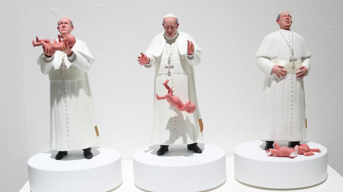 Una escultura en tríptico en la que la figura del papa Francisco, creada por el artista chileno Pablo Maire, deja caer a un bebé ha generado polémica en México por el tema que trata: una crítica a la Iglesia católica y sus jerarcas que, según cuenta el artista este miércoles, perpetúan un modelo “violento y anacrónico”.
