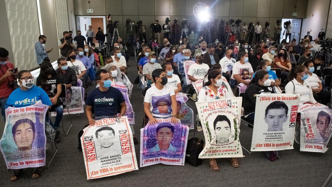 MEX9395. CIUDAD DE MÉXICO (MÉXICO), 28/03/2022.- Padres de familia y amigos de los 43 normalistas desaparecidos escuchan hoy, la presentación del Tercer Informe Ayotzinapa en la Secretaría de Gobernación de Ciudad de México (México). Un nuevo informe presentado este lunes por el Grupo Interdisciplinario de Expertos Independientes (GIEI) de la Comisión Interamericana de Derechos Humanos (CIDH) exhibió más “simulación” en la llamada “verdad histórica” sobre la desaparición de 43 estudiantes de Ayotzinapa el septiembre de 2014 en México, y denunció la ocultación de información. EFE/Isaac Esquivel