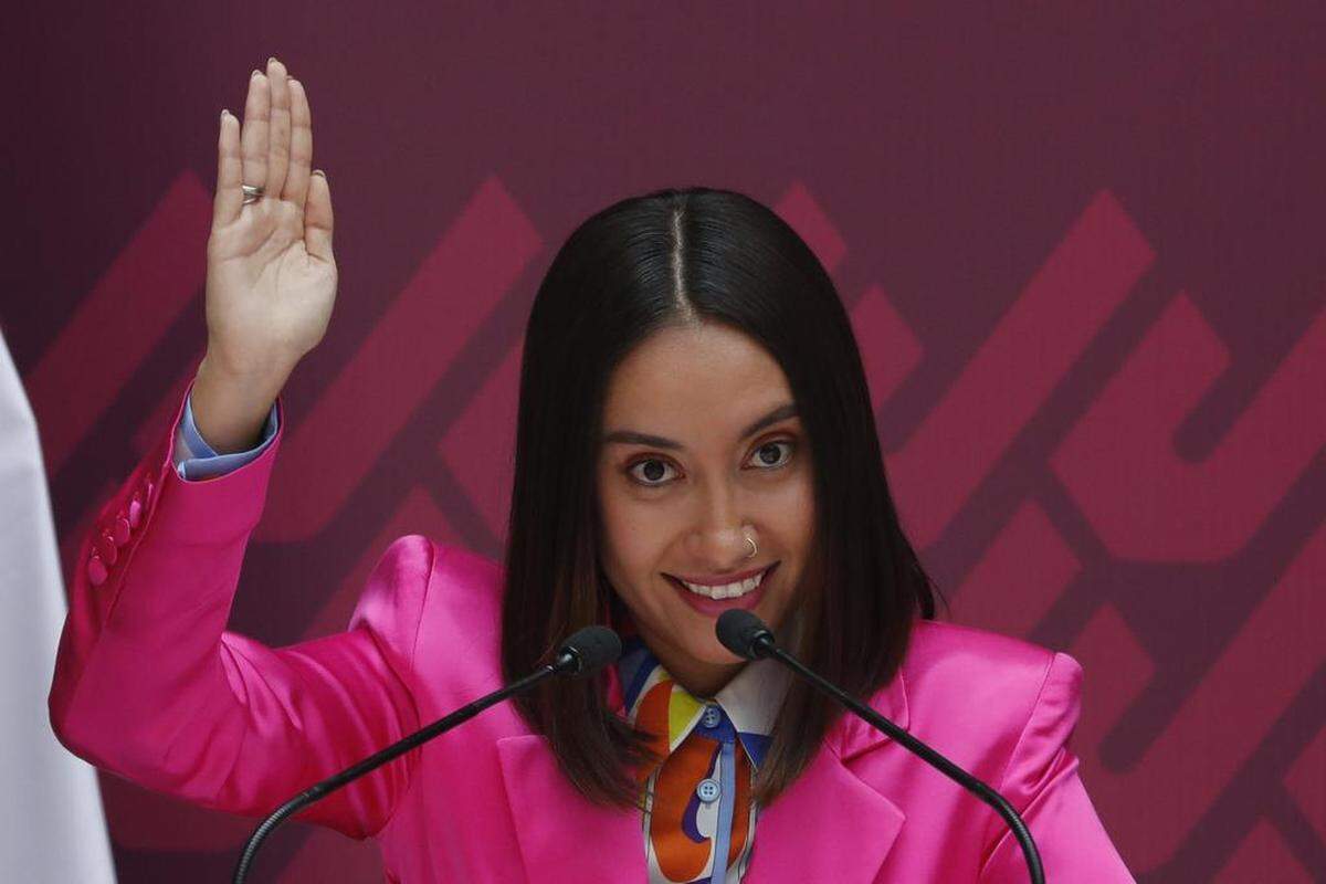 La mexicana Katya Echazarreta habla durante un encuentro con niñas estudiantes en febrero 2022 durante una ceremonia de entrega de la llave de la Ciudad de México que le fue otorgada por la jefa de Gobierno, Claudia Sheinbaum.