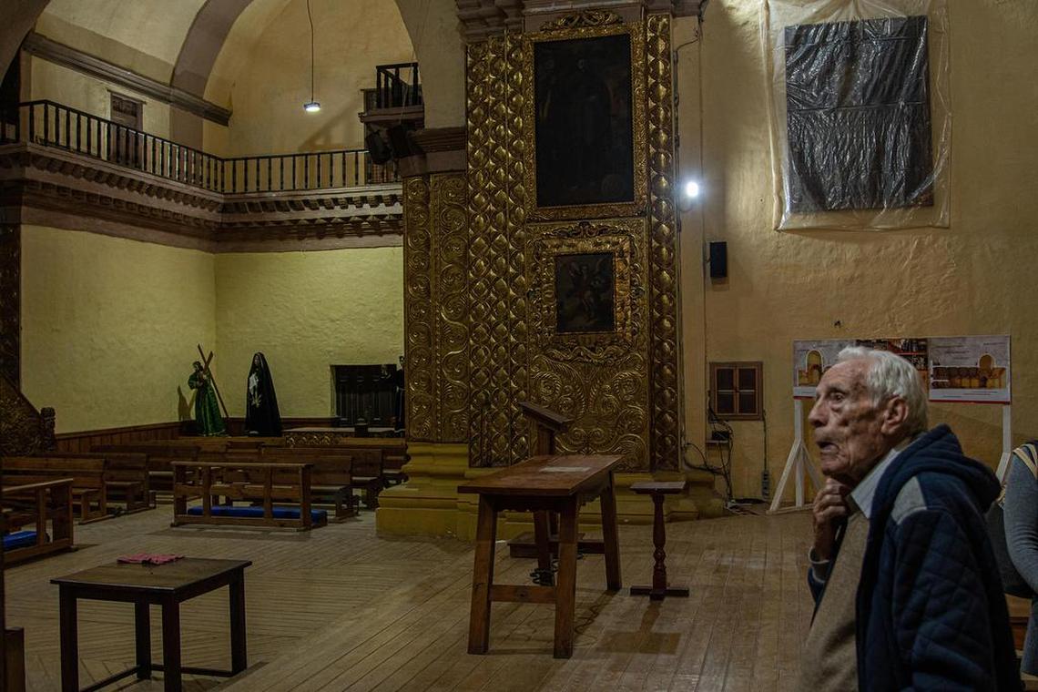 Una persona observa el interior del exconvento de Santo Domingo, el 9 de julio de 2022 en San Cristóbal de las Casas, Chiapas.