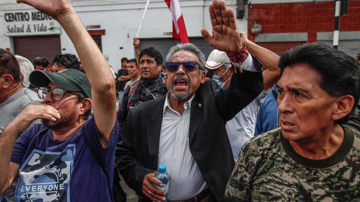 Manifestantes permanecen a las afueras de la Prefectura donde se encuentra el presidente Pedro Castillo hoy, en Lima (Perú). El destituido presidente de Perú, Pedro Castillo, fue detenido este miércoles y se encuentra en la sede de la prefectura de la Policía de Lima, poco después de ser destituido por el Congreso y de ser mayoritariamente acusado de haber intentado perpetrar un golpe de Estado.