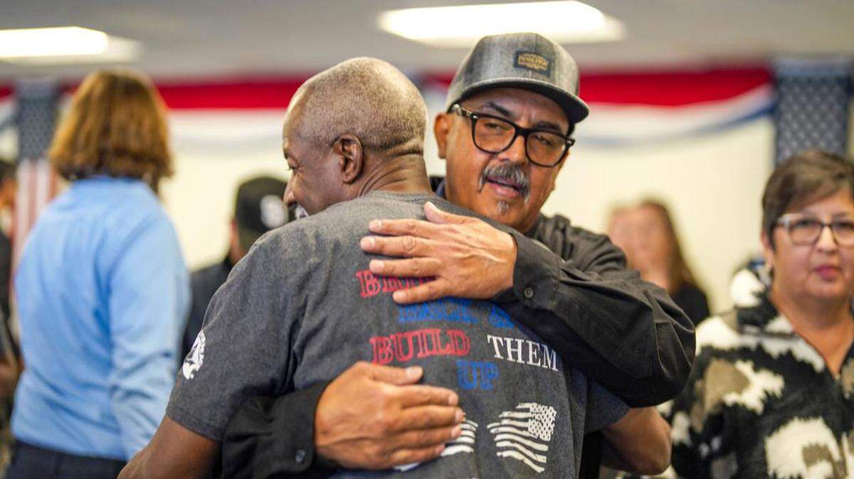 James Smith felicita a Leonel Contreras tras convertirse en nuevo ciudadano estadounidense durante una ceremonia celebrada en San Diego, California. Después de participar en más de 100 misiones de combate en Afganistán y de haber sido luego deportado a México por más de una década, Mauricio Hernández Mata se sintió sorprendido cuando, en la ceremonia en que Estados Unidos le otorgó este miércoles la ciudadanía, lo reconocieron como estadounidense ejemplar.