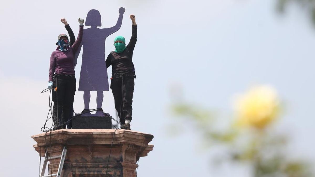 Colectivos feministas instalaron este sábado una estatua en honor a “las mujeres que luchan” en el pedestal donde el Gobierno de la Ciudad de México retiró el año pasado la efigie de Cristóbal Colón.