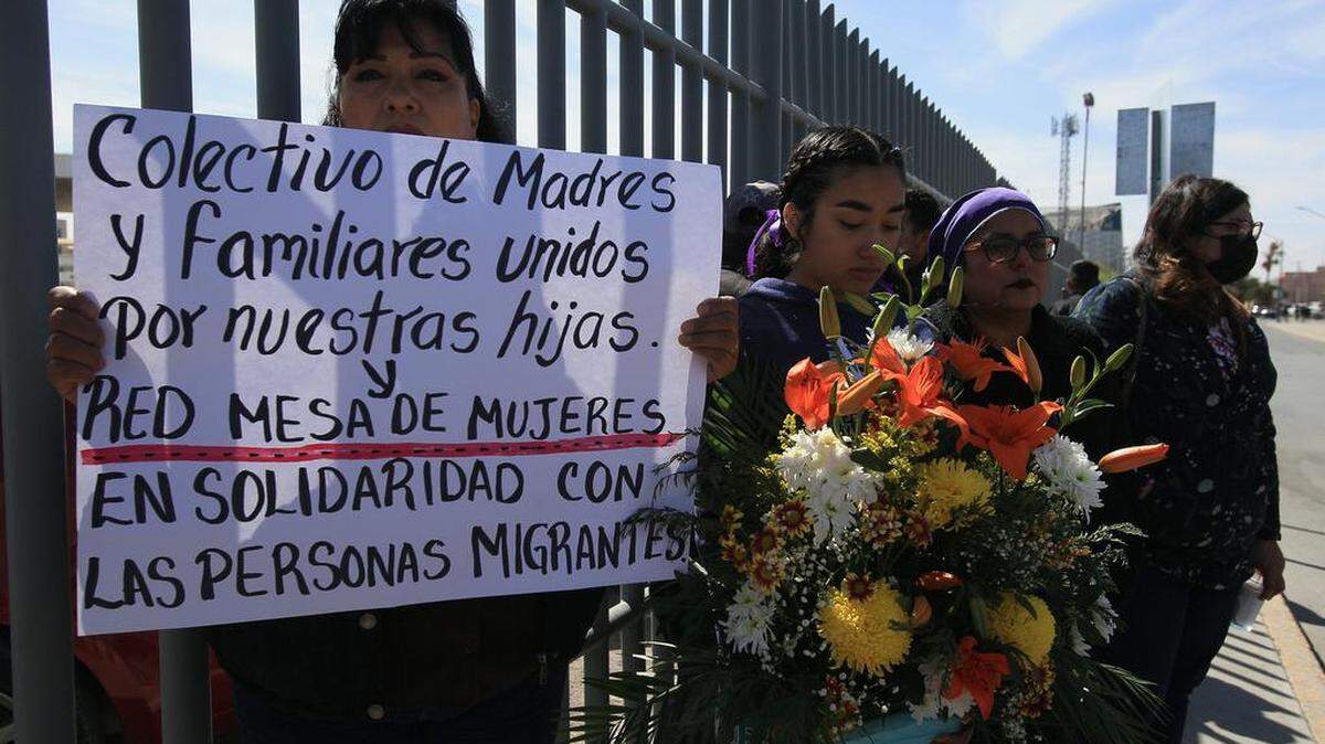 Un grupo de migrantes y familiares de personas fallecidas por un incendio en un albergue protestan, frente al Instituto Nacional de Migración (INM), en Ciudad Juárez.