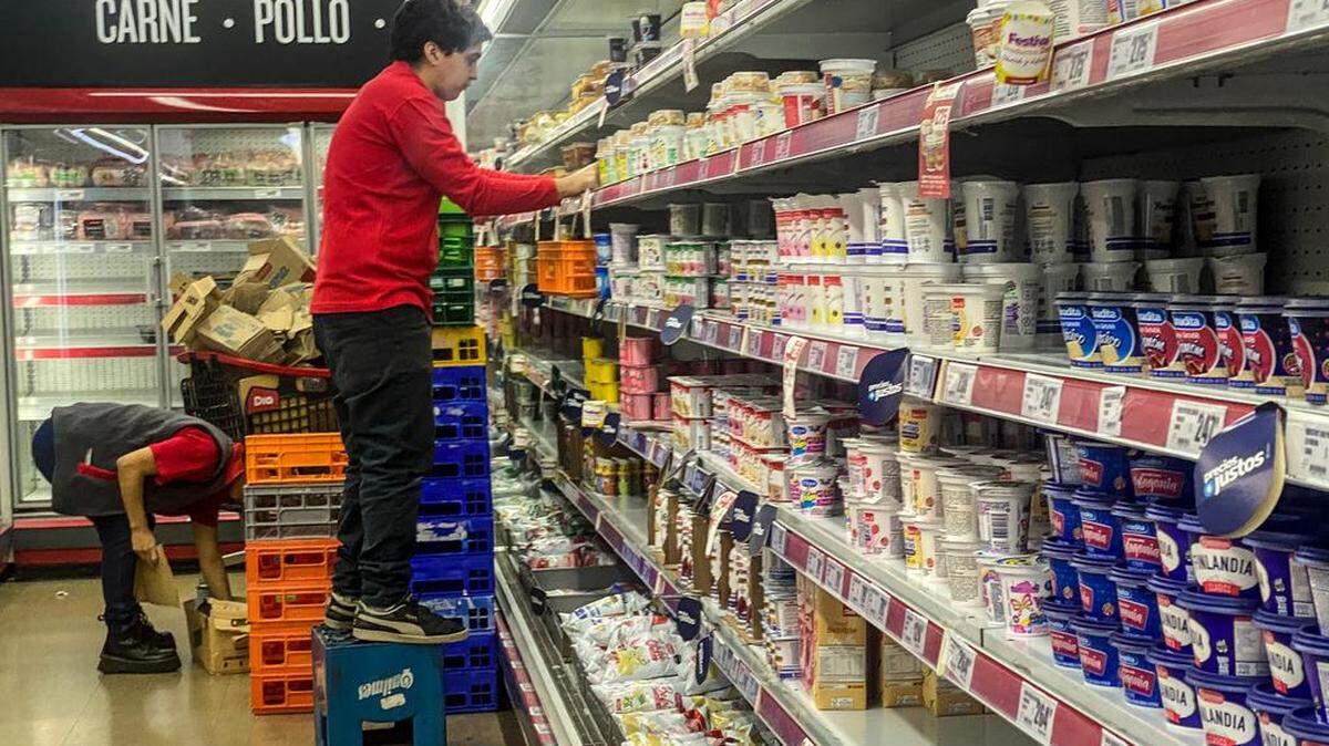 Empleados de un supermercado organizan productos en los estantes, hoy, en Buenos Aires. Los precios al consumidor en Argentina experimentaron en febrero pasado una subida interanual del 102.5%, 3.7 puntos porcentuales más que en enero último, informó este martes el Instituto Nacional de Estadística y Censos.