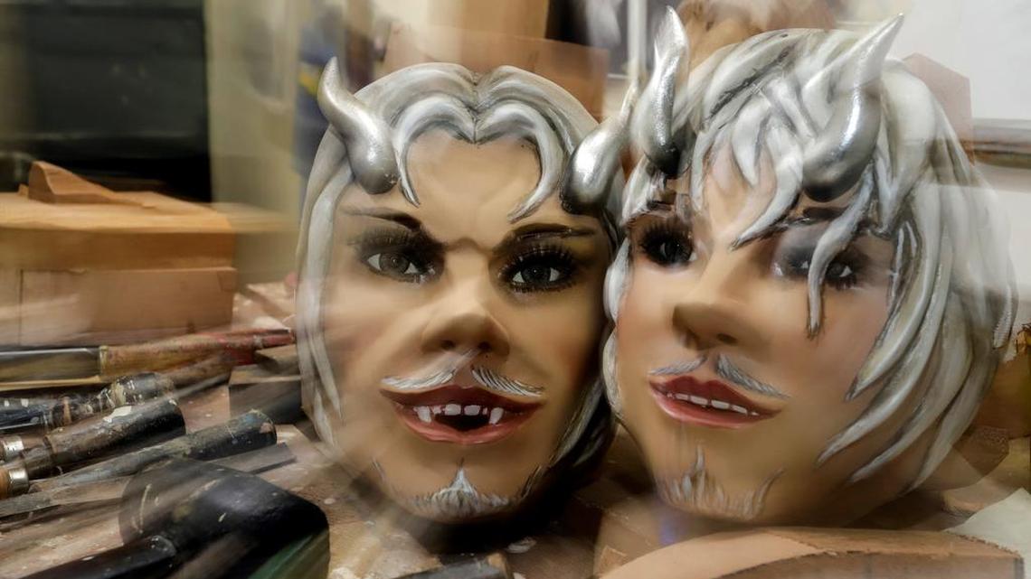 Fotografía del 16 de febrero de 2022 que muestra máscaras diseñadas por el escultor Adrián Becerra en su taller de madera artesanal, en la ciudad de Puebla.