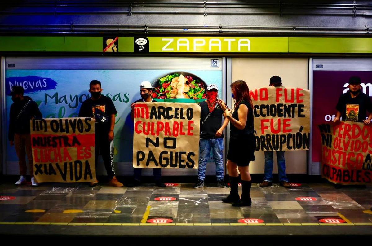 Miembros de la comunidad Otomí y activistas se manifestaron este lunes en las instalaciones del metro de la Ciudad de México para exigir castigo a los culpables del colapso de la línea 12 que dejó un saldo de 26 muertos.