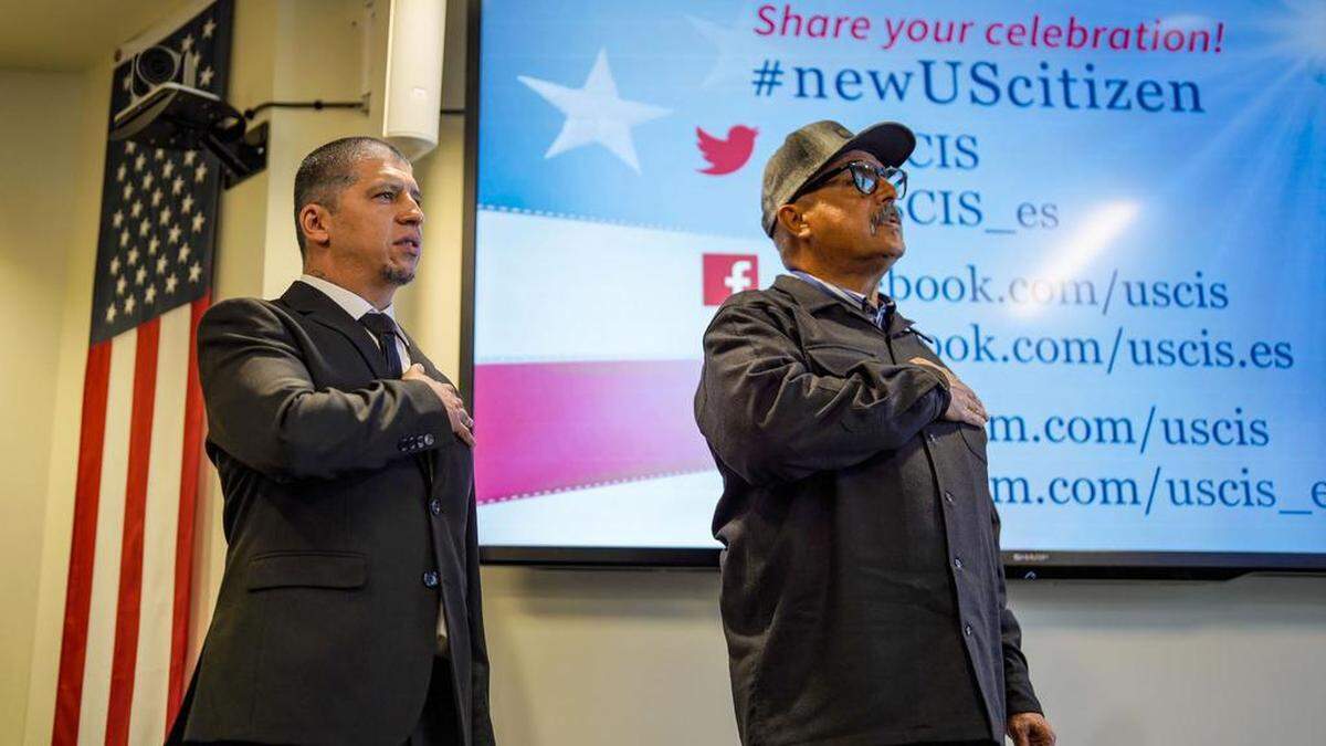 Los veteranos de origen mexicano que habían sido deportados a México, Mauricio Hernández Mata y Leonel Contreras, rinden juramento como nuevos ciudadanos estadounidenses hoy, durante una ceremonia celebrada en San Diego, California.