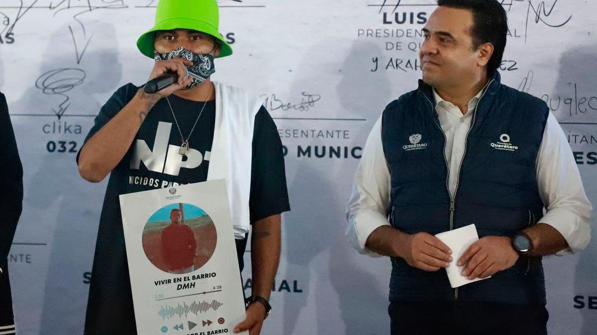 El alcalde de Querétaro, Luis Nava (d), participa junto a un integrante de pandillas en un acuerdo de paz, el 21 de septiembre de 2021 en la ciudad de Querétaro, México.