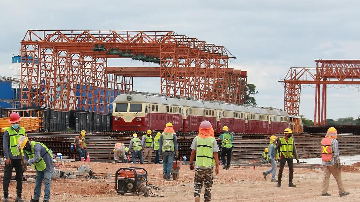 Work on the Maya Train continues at the China Communications Construction Company plant in Balancán, Tabasco.