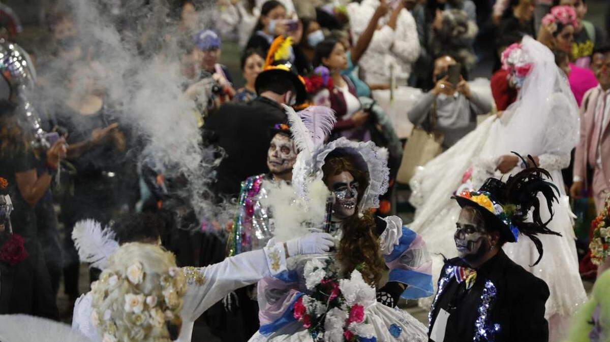 Decenas de personas participan en un desfile de catrinas, hoy, en Ciudad de México.