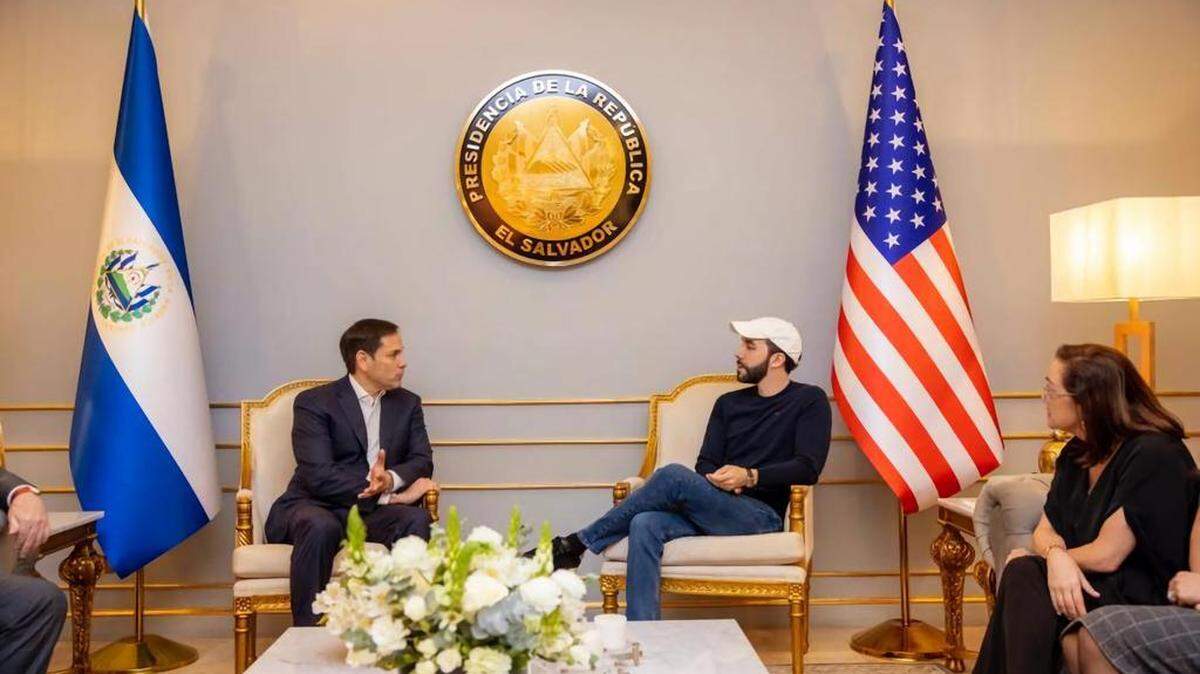 Fotografía cedida por la Oficina del Senador Marco Rubio, donde se ve al presidente de El Salvador, Nayib Bukele (d) junto al senador Marco Rubiano, durante una reunión hoy, en San Salvador, E Salvador.