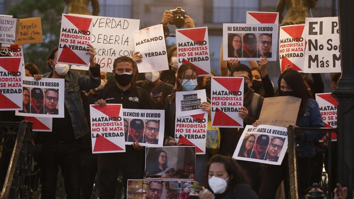 Periodistas de diferentes medios de comunicación protestan por los asesinatos a colegas, el 25 de enero de 2022, en la Plaza de Armas, en Guadalajara, Jalisco. El “baño de sangre” que han padecido los periodistas mexicanos este inicio de año es algo que hasta la fecha “no se había observado con tanta intensidad”, denunció este jueves en entrevista con Efe la representante en el país de Reporteros Sin Fronteras (RSF), Balbina Flores.