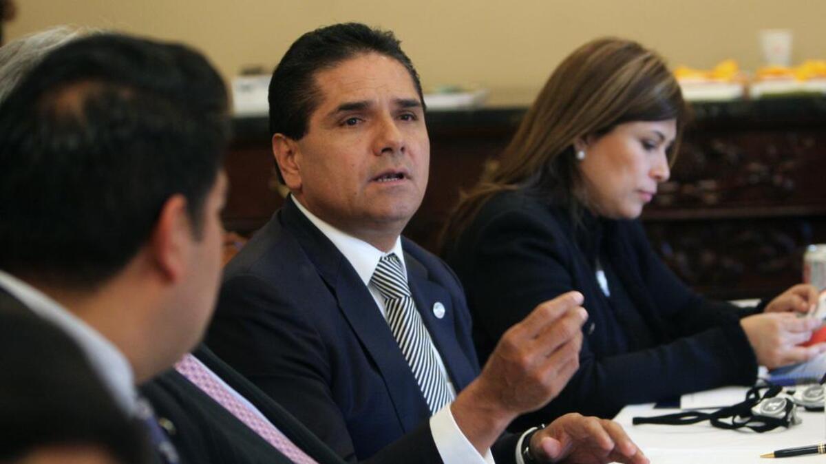 El gobierno de Michoacán, México, ha acusado al exgobernador Silvano Aureoles Conejo (aquí en 2012 en Sacramento) de defraudar al estado en más de $230 millones.