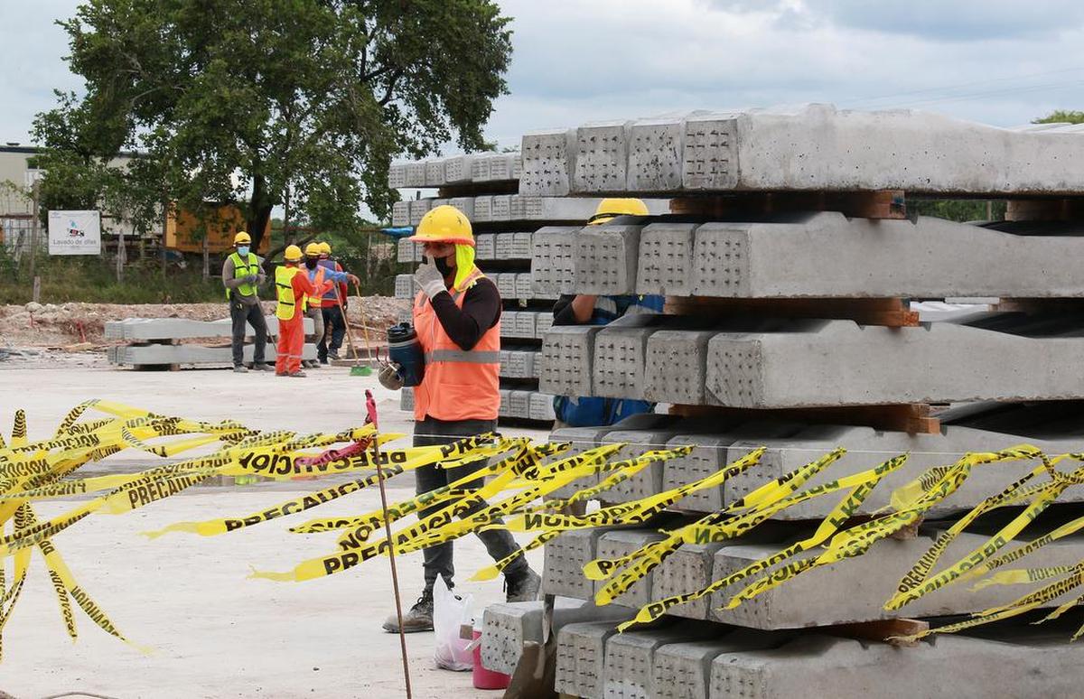 Trabajadores laboran en la fábrica de China Communications Construction Company en el poblado El Triunfo, municipio de Balancán, en Tabasco.