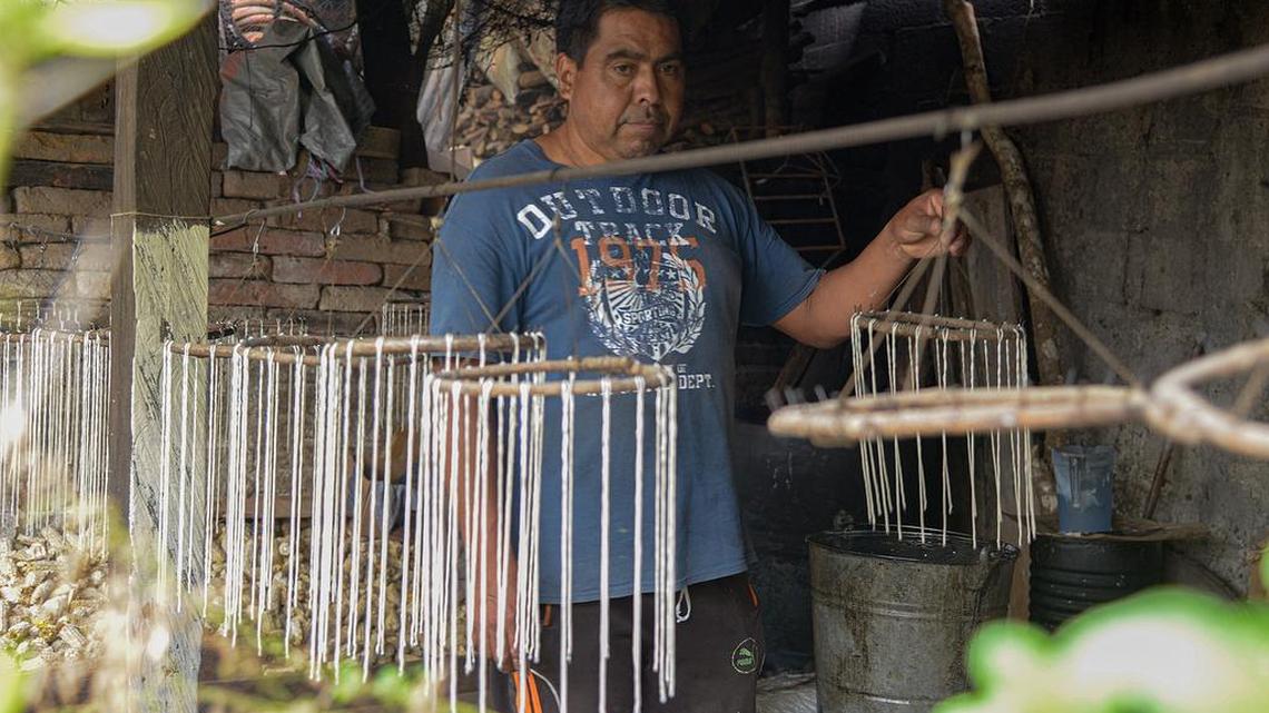 El artesano Benigno Fonseca Ozuna elabora velas de cera con motivo del Día de Muertos, el 27 de octubre de 2021, en el municipio de Teopisca, Chiapas. Varias generaciones de la familia Ozuna, en el suroriental estado mexicano de Chiapas, han dedicado 40 años de su vida a la fabricación de velas artesanales y estos días aumentan sus ventas por las festividades del Día de Muertos.
