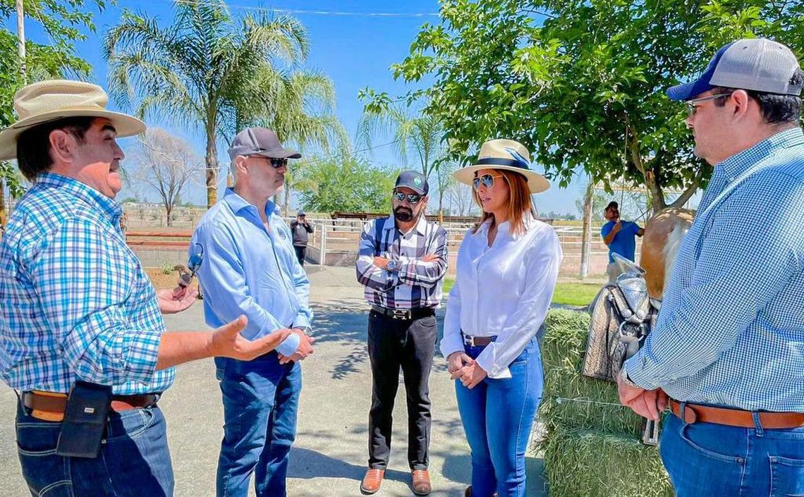 Milena Mayorga, embajadora de El Salvador en los Estados Unidos, visitó a los líderes agrícolas en el oeste del condado de Fresno a principios de mayo.