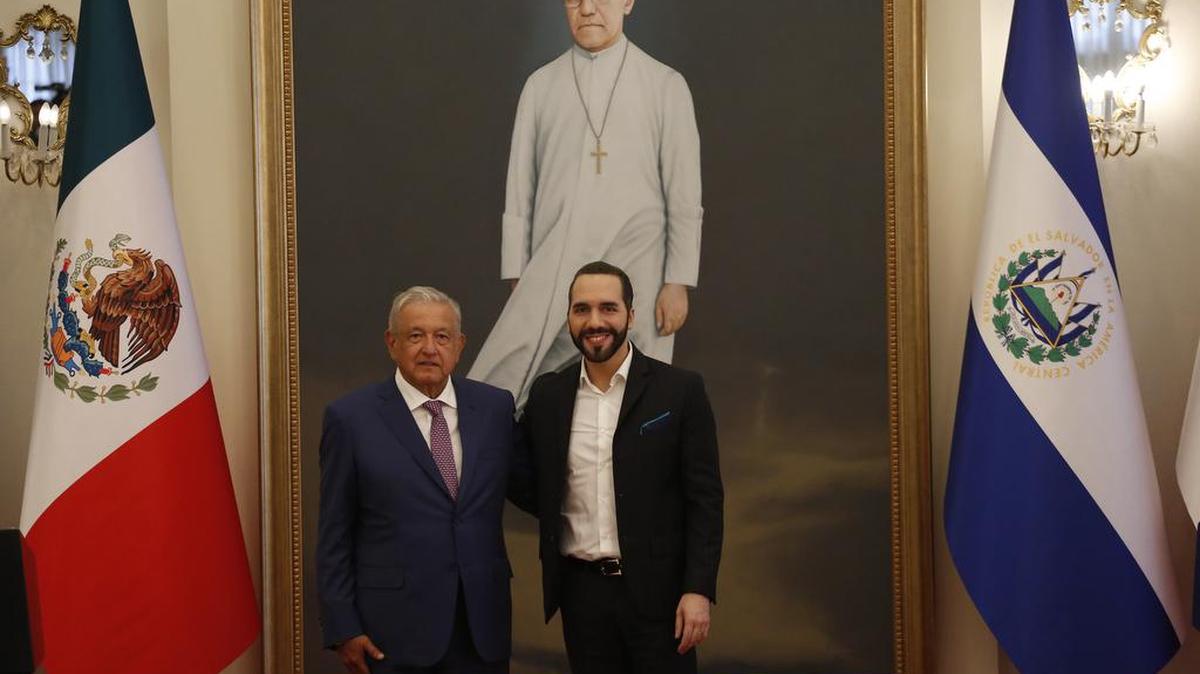 El presidente de México, Andrés Manuel López Obrador (i), posa junto a su homólogo de El Salvador, Nayib Bukele, durante una comparecencia ante la prensa en San Salvador.
