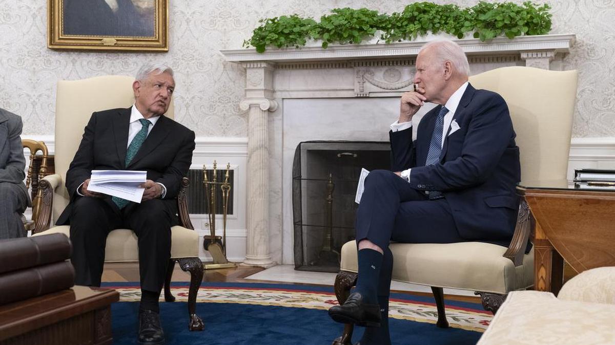 El presidente de Estados Unidos, Joe Biden, se reúne con su homólogo mexicano, Andrés Manuel López Obrador (izq.), en la Casa Blanca en Washington, D.C., el martes 12 de julio de 2022. EFE/EPA/CHRIS KLEPONIS / SIPA USA / POOL