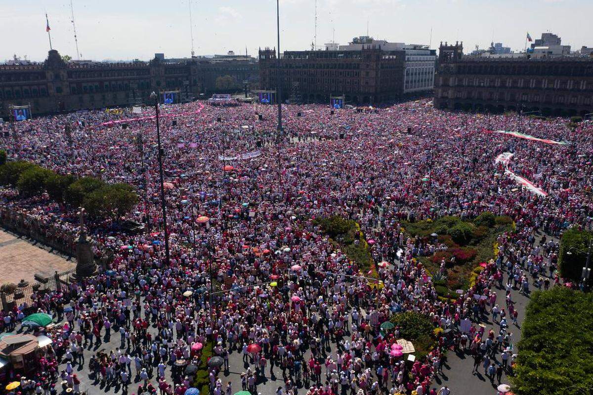 Hundreds of thousands of people crammed into the Zócolo in México City on Sunday to protest against President Andrés Manuel López Obrador plna to change election laws.