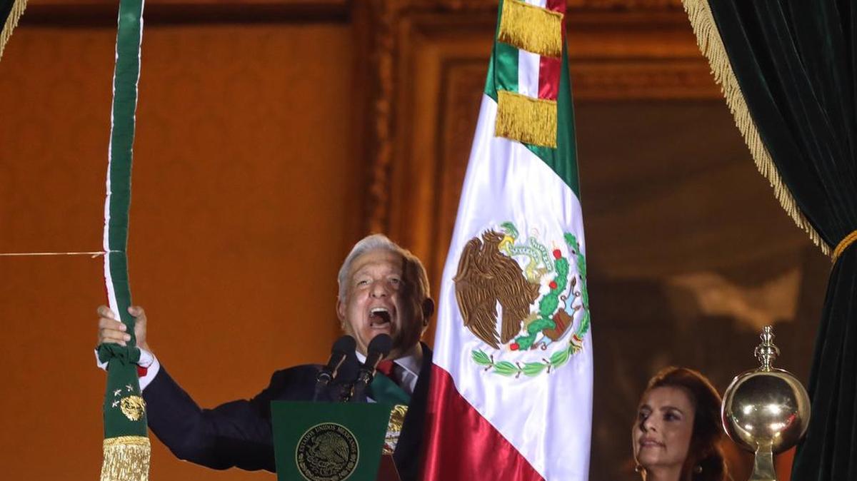 El presidente de México, Andrés Manuel López Obrador, habla durante la ceremonia del 211 aniversario del Grito de Independencia desde el balcón central del Palacio Nacional, hoy, en Ciudad de México.