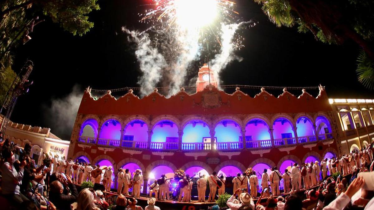 Juegos pirotécnicos celebran los 480 años de la fundación de Mérida, en la madrugada de hoy, en la explanada del Palacio Municipal de Mérida, estado de Yucatán.