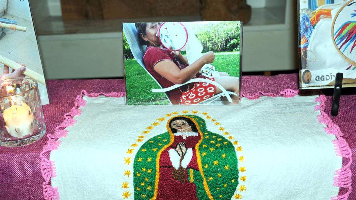 Uno de los pañuelos bordados a mano por migrantes mostrados en exhibición el 23 de octubre en la iglesia Episcopal Grace St. Pauls en la ciudad de Tucson.