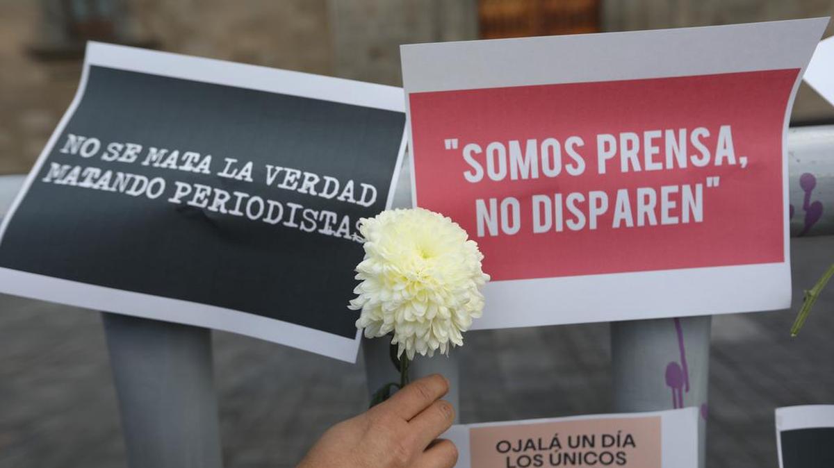 Periodistas protestan el 25 de enero de 2022 para pedir justicia por la muerte de compañeros de profesión asesinados, al exterior de Palacio Nacional en Ciudad de México.