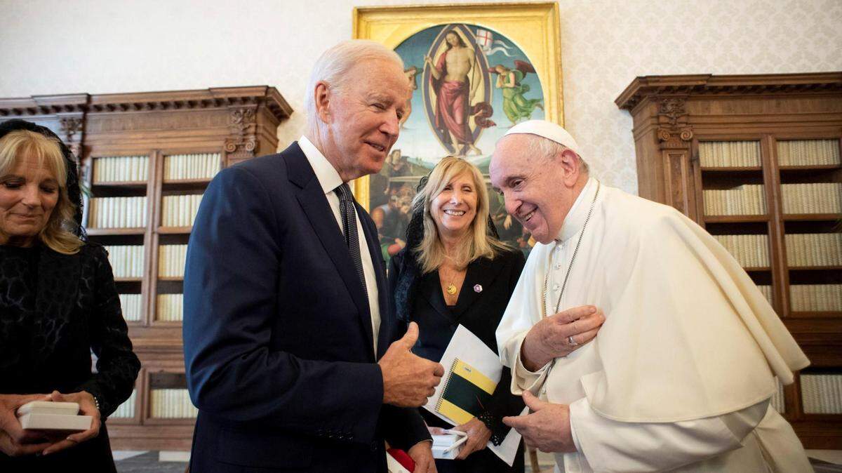 Ciudad del Vaticano (Estado de la Ciudad del Vaticano (Santa Sede), 29/10/2021.- Esta fotografía proporcionada por Vatican Media muestra al Papa Francisco (R) durante una audiencia con el presidente estadounidense Joe Biden (CL) acompañado de su esposa Jill Biden ( L) y comitiva, en la Ciudad del Vaticano, 29 de octubre de 2021.